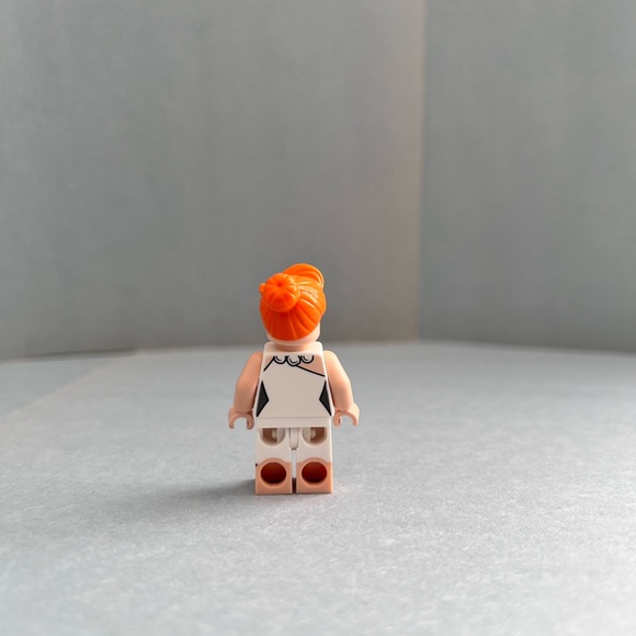 LEGO Ideas Wilma Flintstone Minifigure - Picture 2 of 3